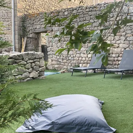 Maison A Chambles, Jardin, Jacuzzi Feriehus Chambles