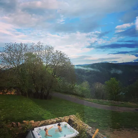 Maison A Chambles, Jardin, Jacuzzi Feriehus *