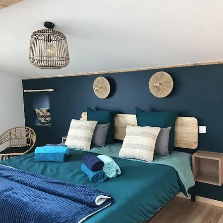 Maison A Chambles, Jardin, Jacuzzi Feriehus *