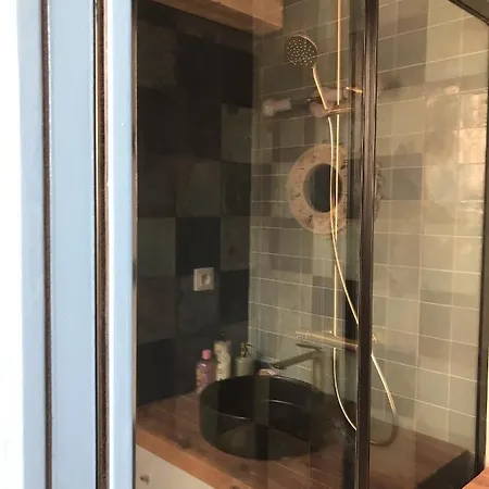 Maison A Chambles, Jardin, Jacuzzi Feriehus *