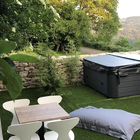Maison A Chambles, Jardin, Jacuzzi