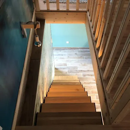 Feriehus Maison A Chambles, Jardin, Jacuzzi Chambles