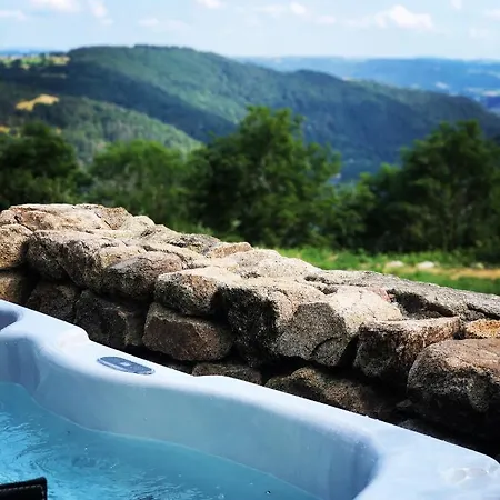 Maison A Chambles, Jardin, Jacuzzi * Chambles